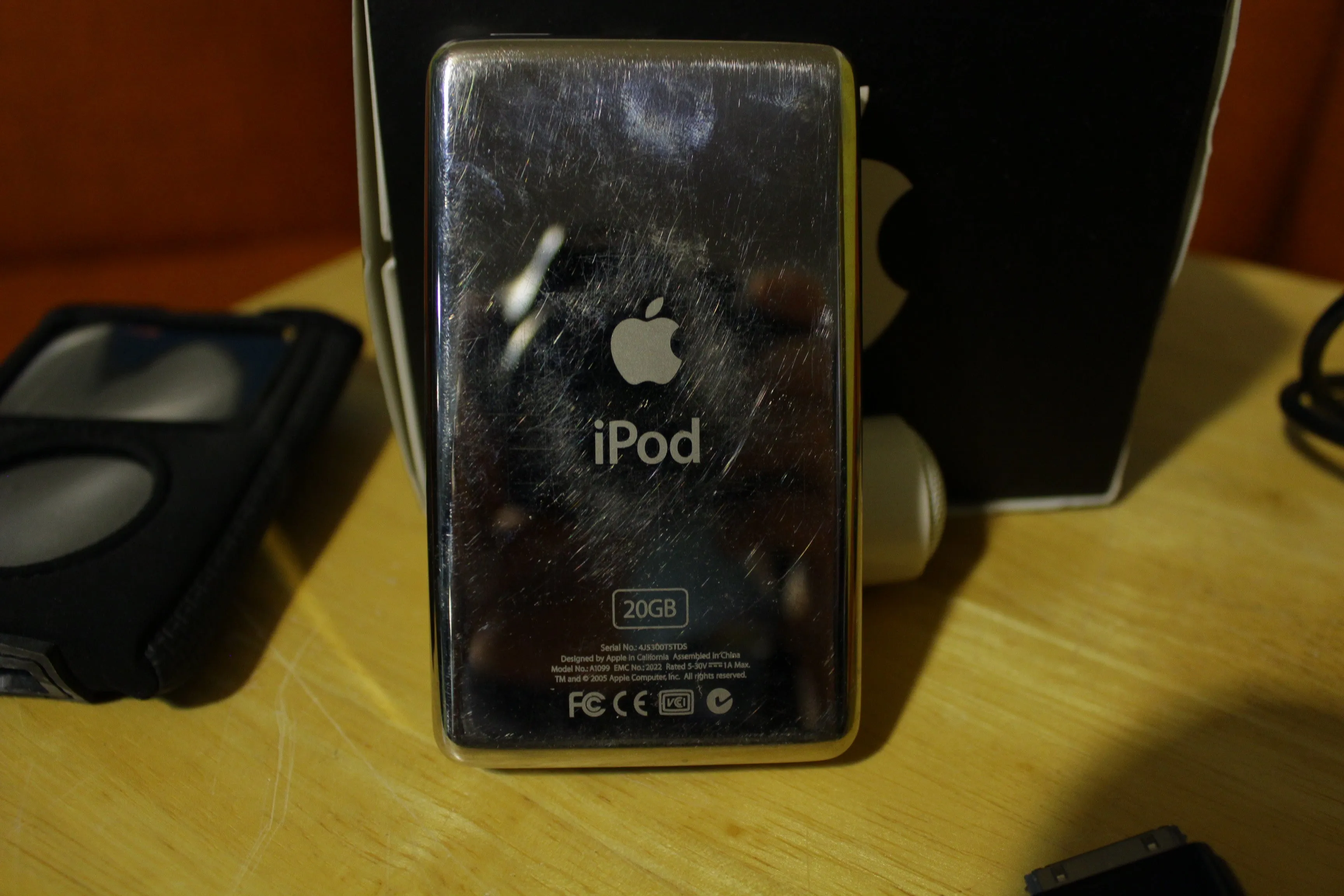 Apple Ipod 4th Generation Click Wheel Music MP3 Player with 1300  songs Works!