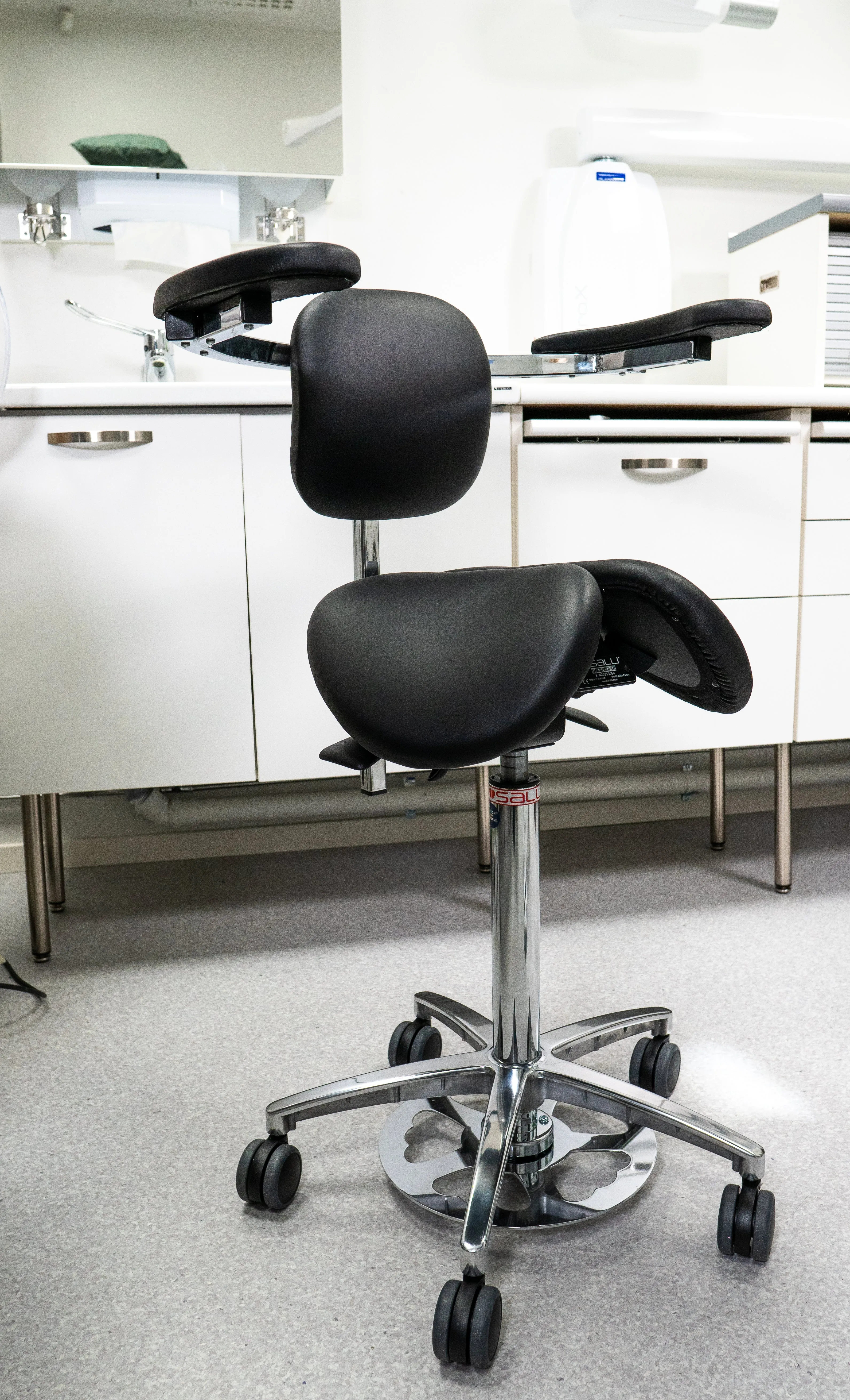 Salli Expert Two-part seat Chair wth Back rest and elbow supports, For demanding precision work, in e.g. operating theatres, dentist clinic, Black